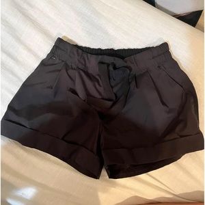 Lululemon Size 6 black spring break away shorts